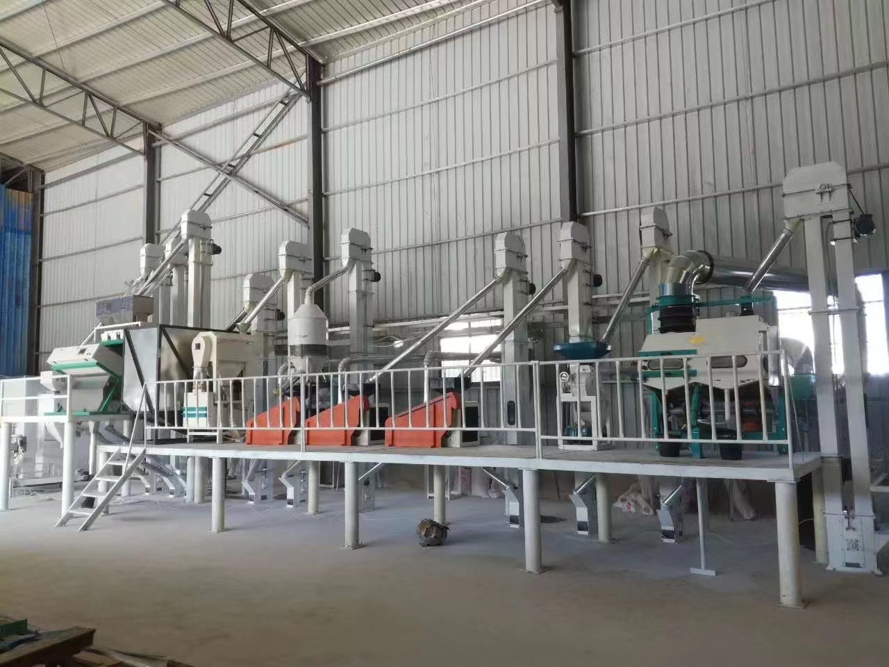 日產10噸(鋼架式)藜麥脫皮機組